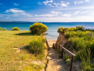 Quiet Nin Apartment for 2-4, 20 m to Beach