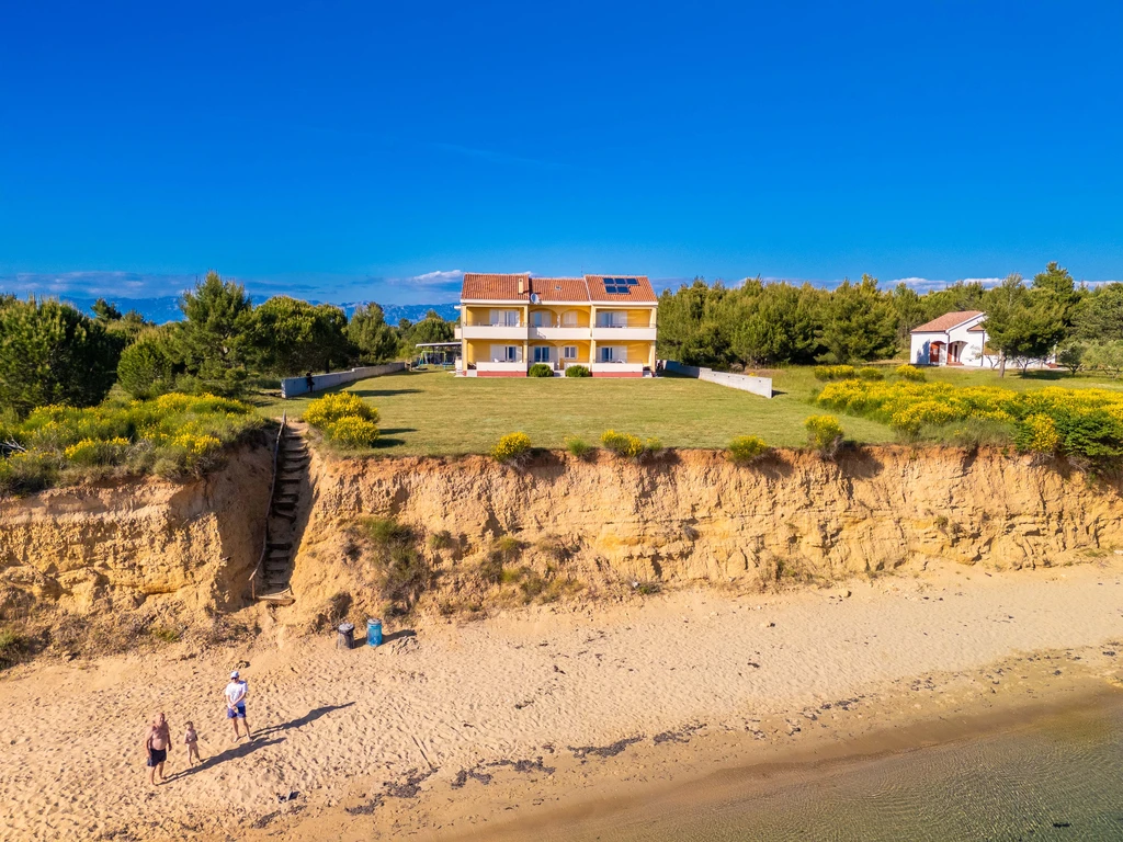 Nin Apartment with Sea-View Balcony for 4–6