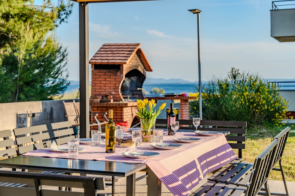 Nin Apartment with Sea-View Balcony for 4–6