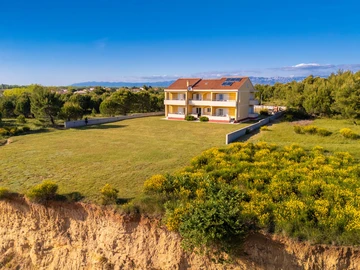 Nin Apartment with Sea-View Balcony for 4–6