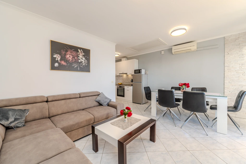 Nin Apartment with Sea-View Balcony for 4–6
