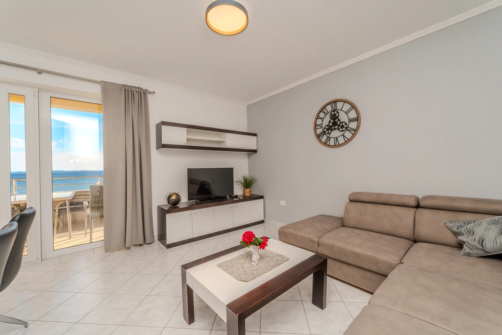 Nin Apartment with Sea-View Balcony for 4–6