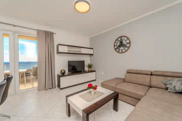 Nin Apartment with Sea-View Balcony for 4–6