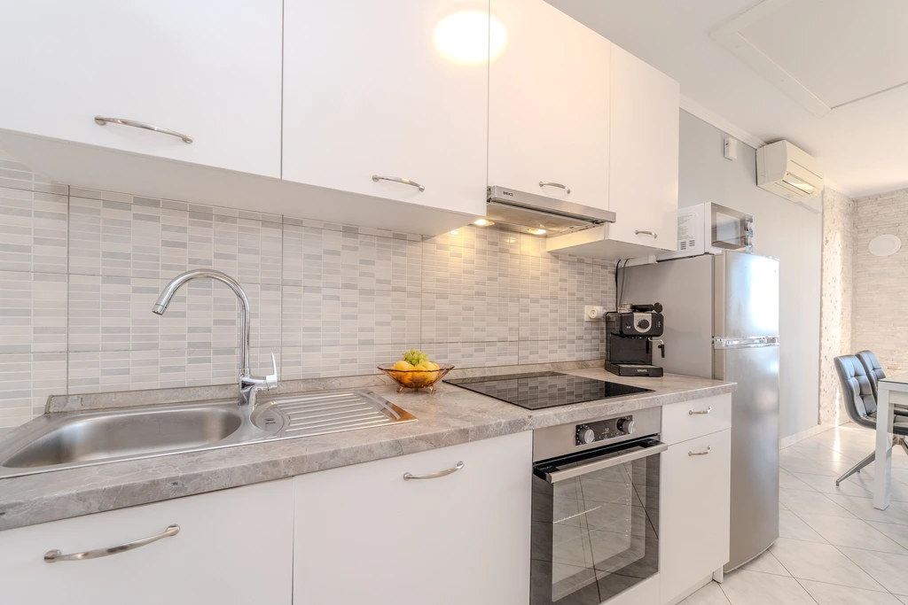 Nin Apartment with Sea-View Balcony for 4–6