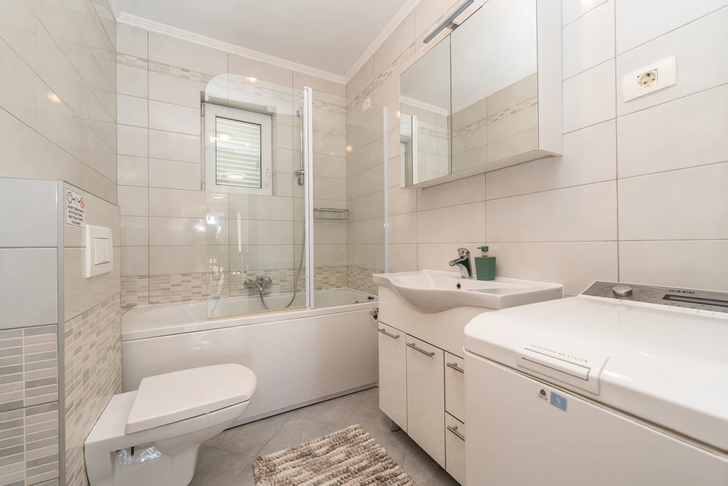 Nin Apartment with Sea-View Balcony for 4–6