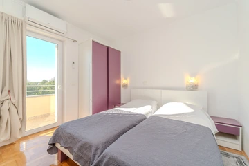 Nin Apartment with Sea-View Balcony for 4–6