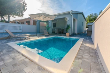 Holiday House with Private Pool for 4–5 in Vir