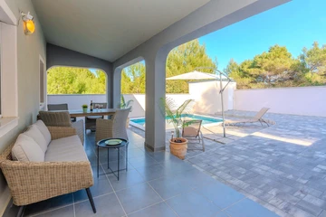 Holiday House with Private Pool for 4–5 in Vir