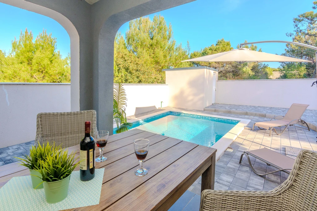 Holiday House with Private Pool for 4–5 in Vir