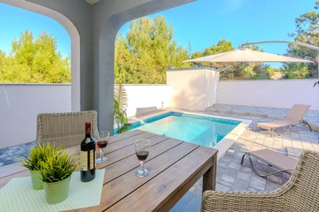 Holiday House with Private Pool for 4–5 in Vir