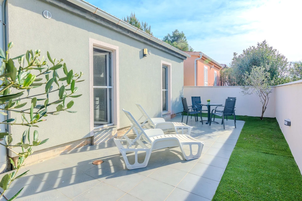 Holiday House with Private Pool for 4–5 in Vir