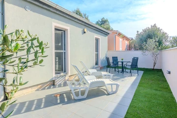 Holiday House with Private Pool for 4–5 in Vir