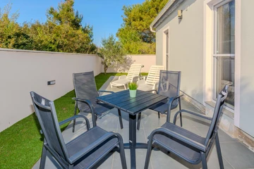 Holiday House with Private Pool for 4–5 in Vir