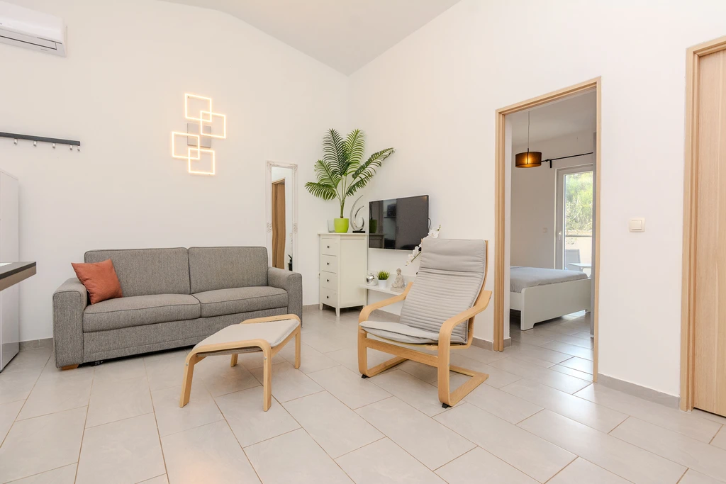 Holiday House with Private Pool for 4–5 in Vir