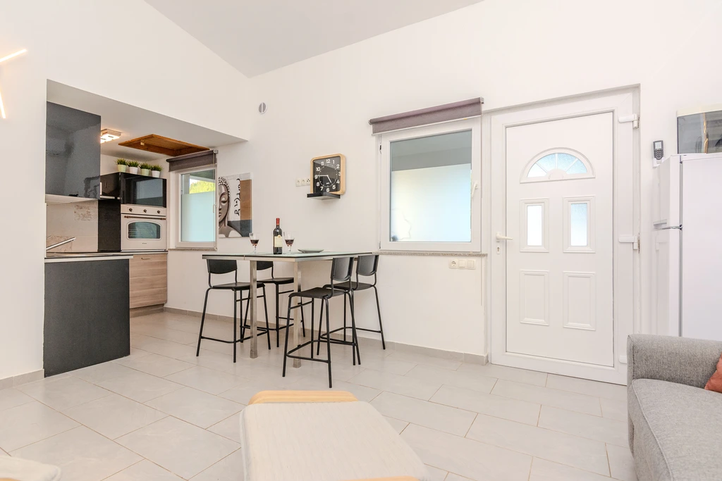 Holiday House with Private Pool for 4–5 in Vir