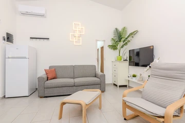 Holiday House with Private Pool for 4–5 in Vir