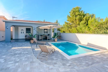 Holiday House with Private Pool for 4–5 in Vir