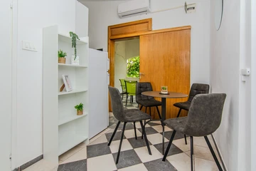 Apartment in Vir for 2-4 Guests with Balcony