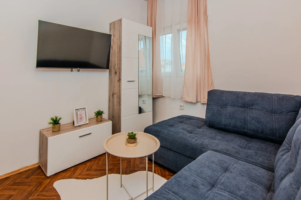 Apartment in Vir for 2-4 Guests with Balcony