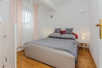 Apartment in Vir for 2-4 Guests with Balcony