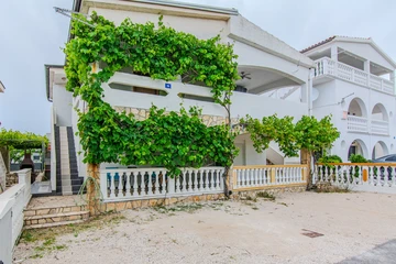 Apartment in Vir for 2-4 Guests with Balcony