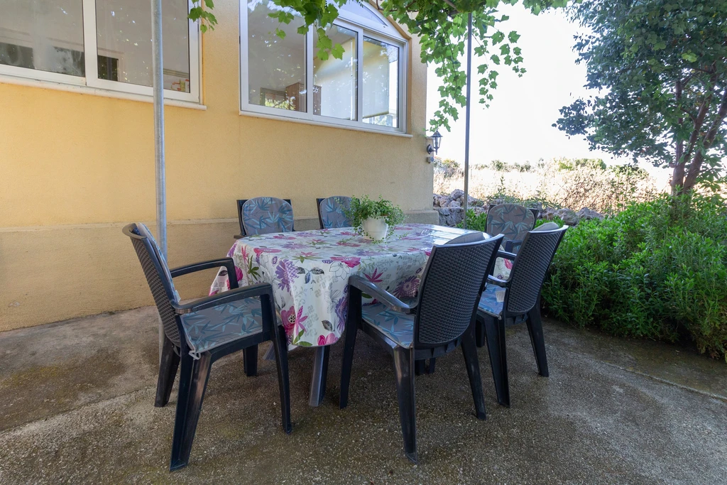 Privlaka Apartment for 4–6 Guests with Terrace