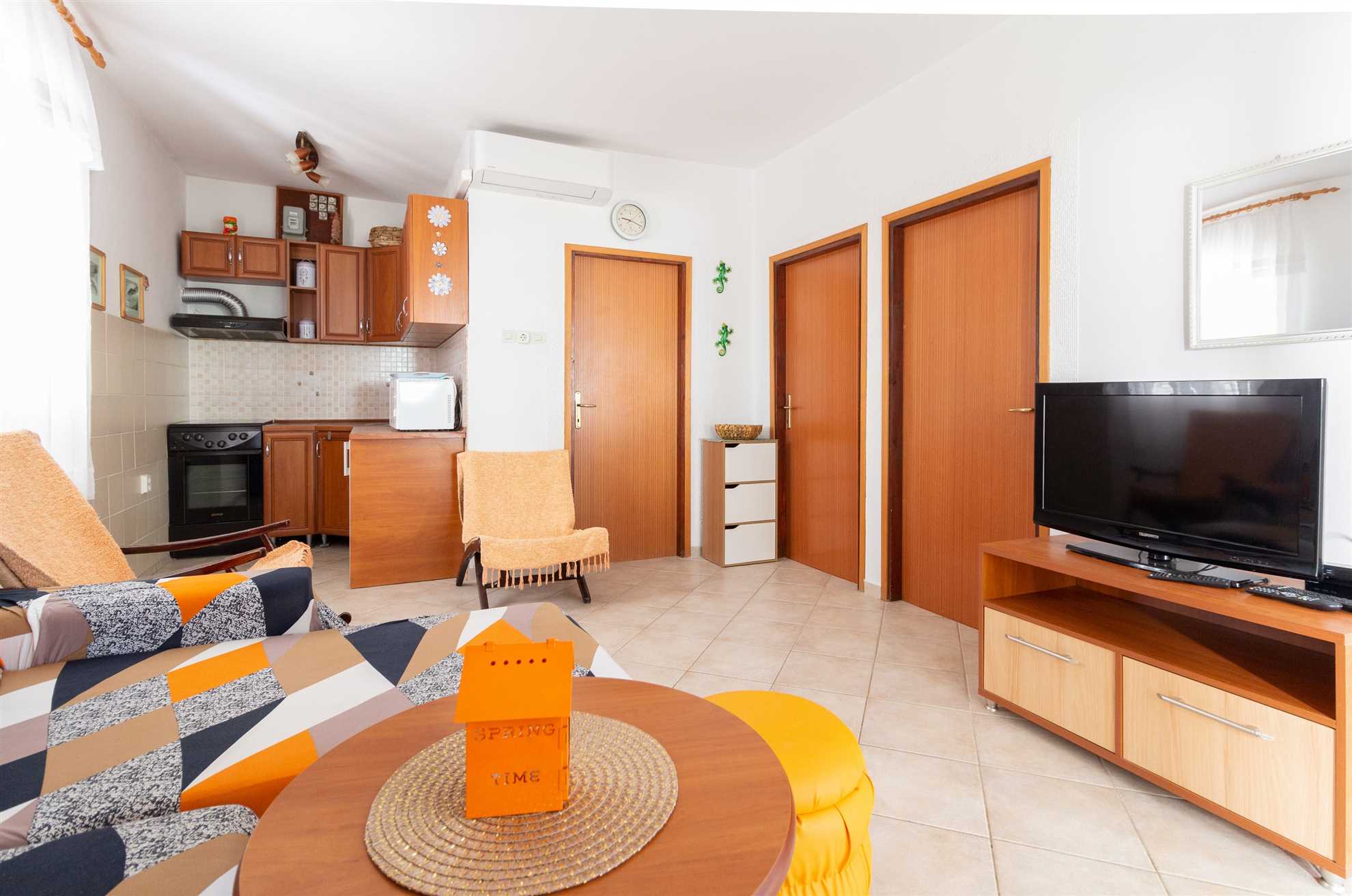 Comfortable apartment for 4-6 persons | 270 m from the sea | Quiet location