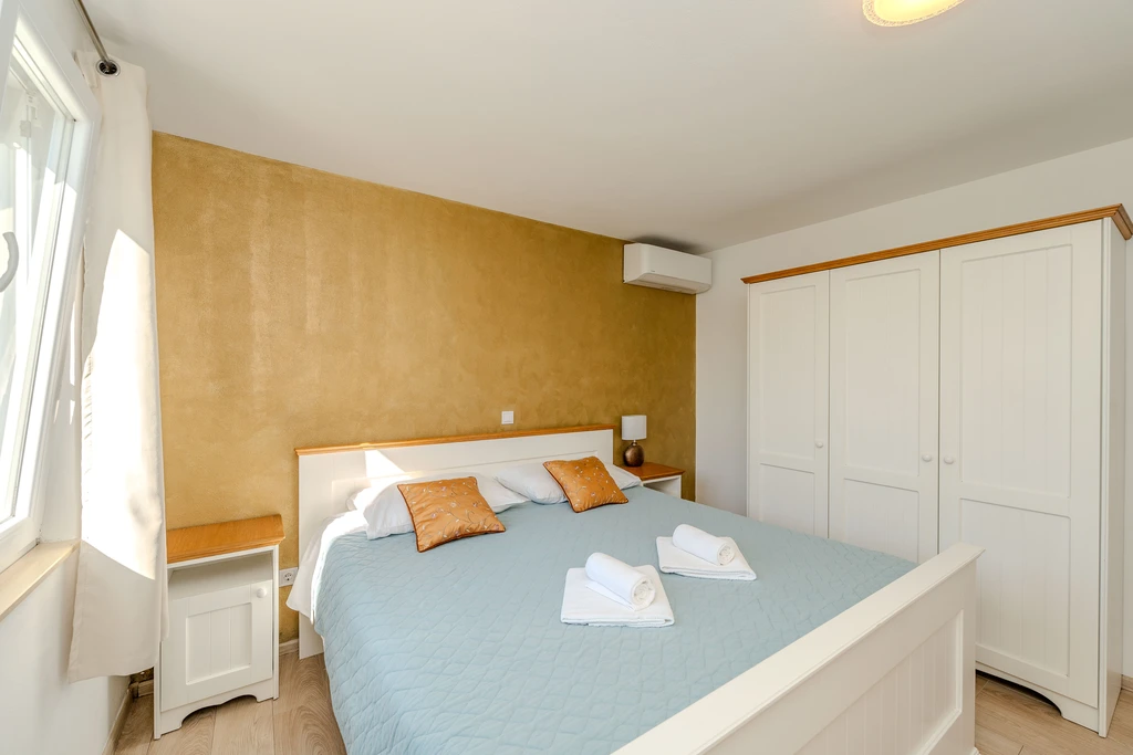 Seafront Apartment in Privlaka for 6–8 Guests