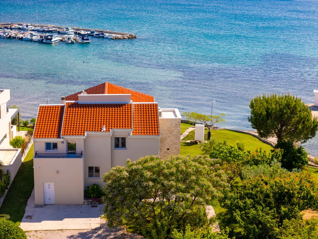 Seafront Apartment in Privlaka for 6–8 Guests