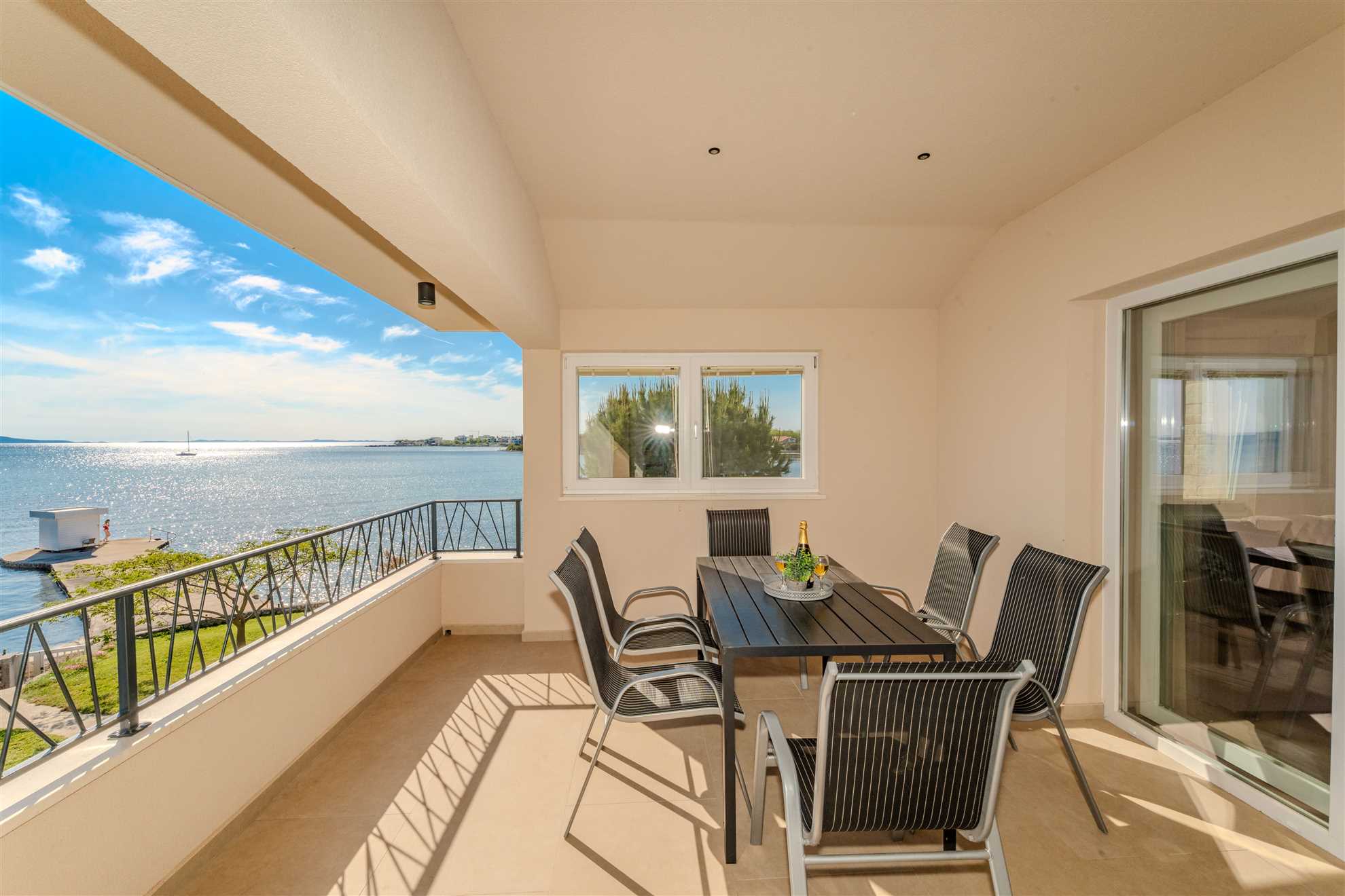 Beachfront | Sea view | Modern apartment for 4-6 persons