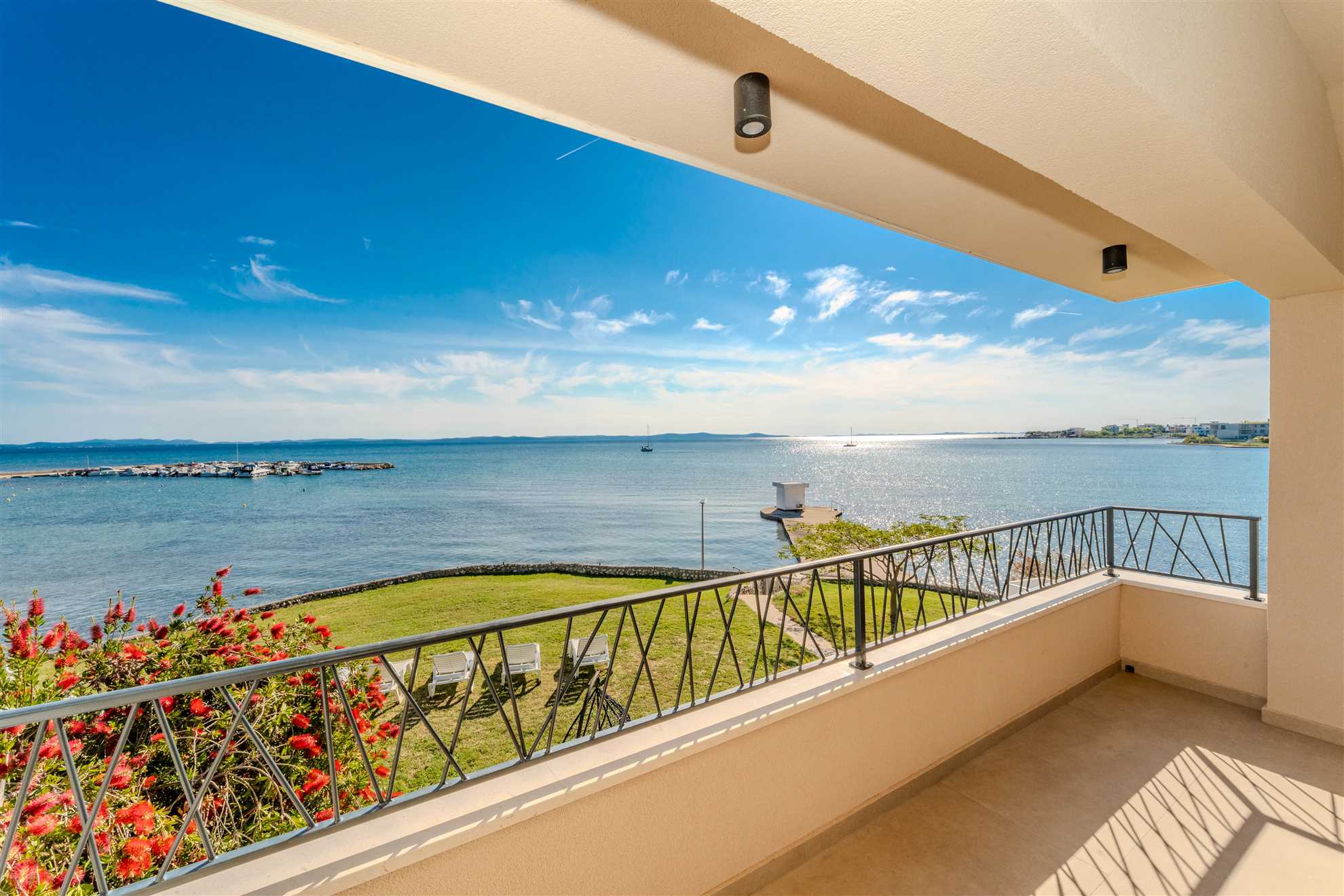 Beachfront | Sea view | Modern apartment for 4-6 persons