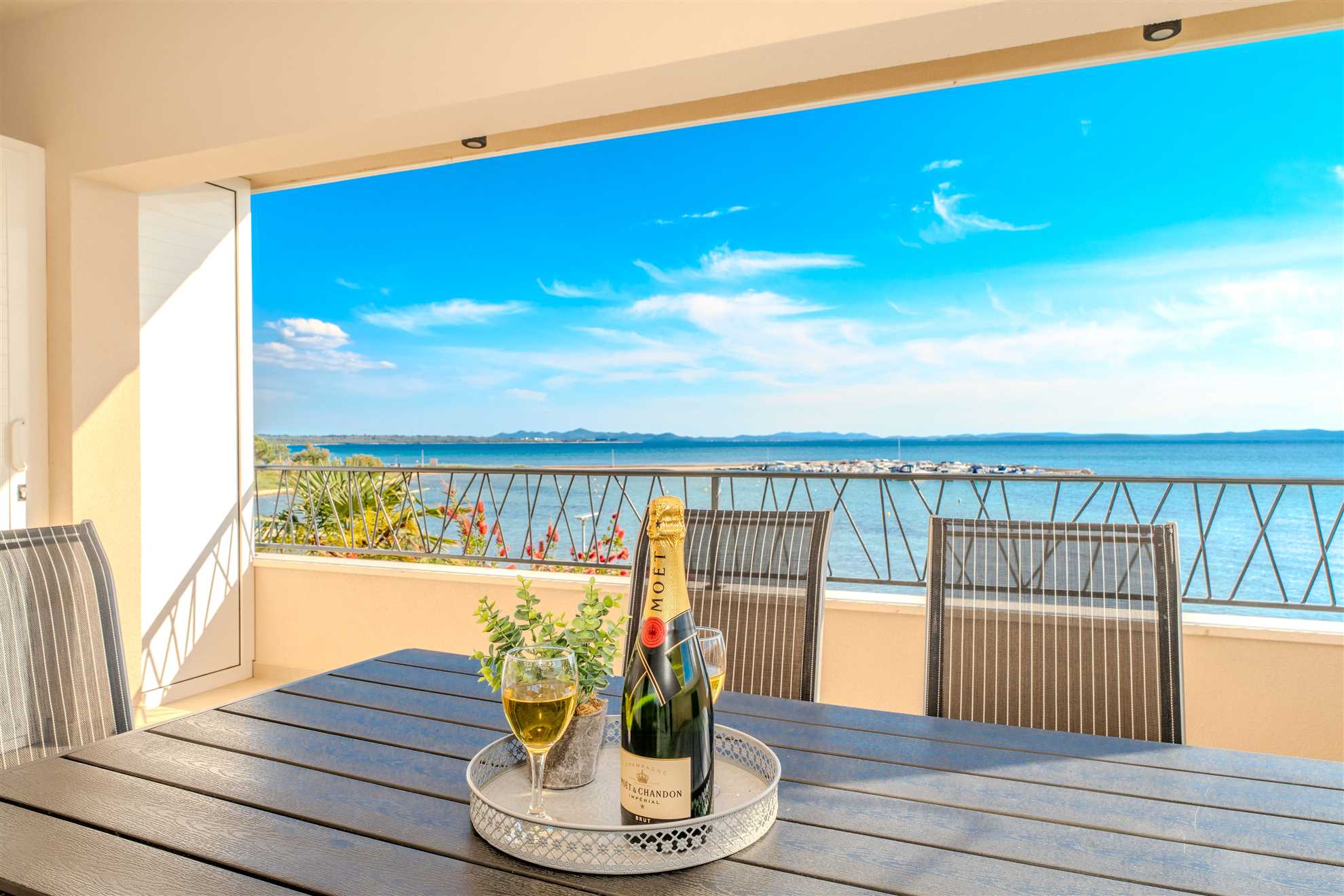 Beachfront | Sea view | Modern apartment for 4-6 persons