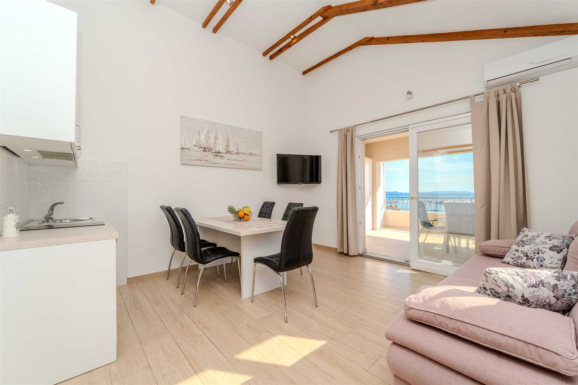 Beachfront | Sea view | Modern apartment for 4-6 persons