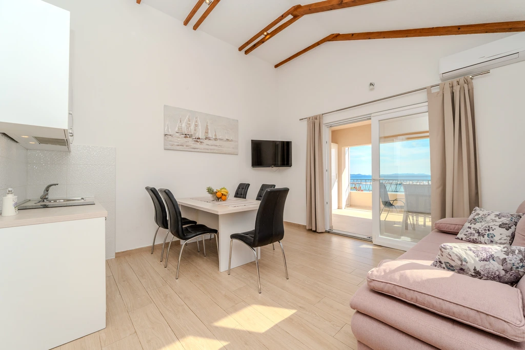 2-Bedroom Apartment with Sea-View Balcony in Privlaka
