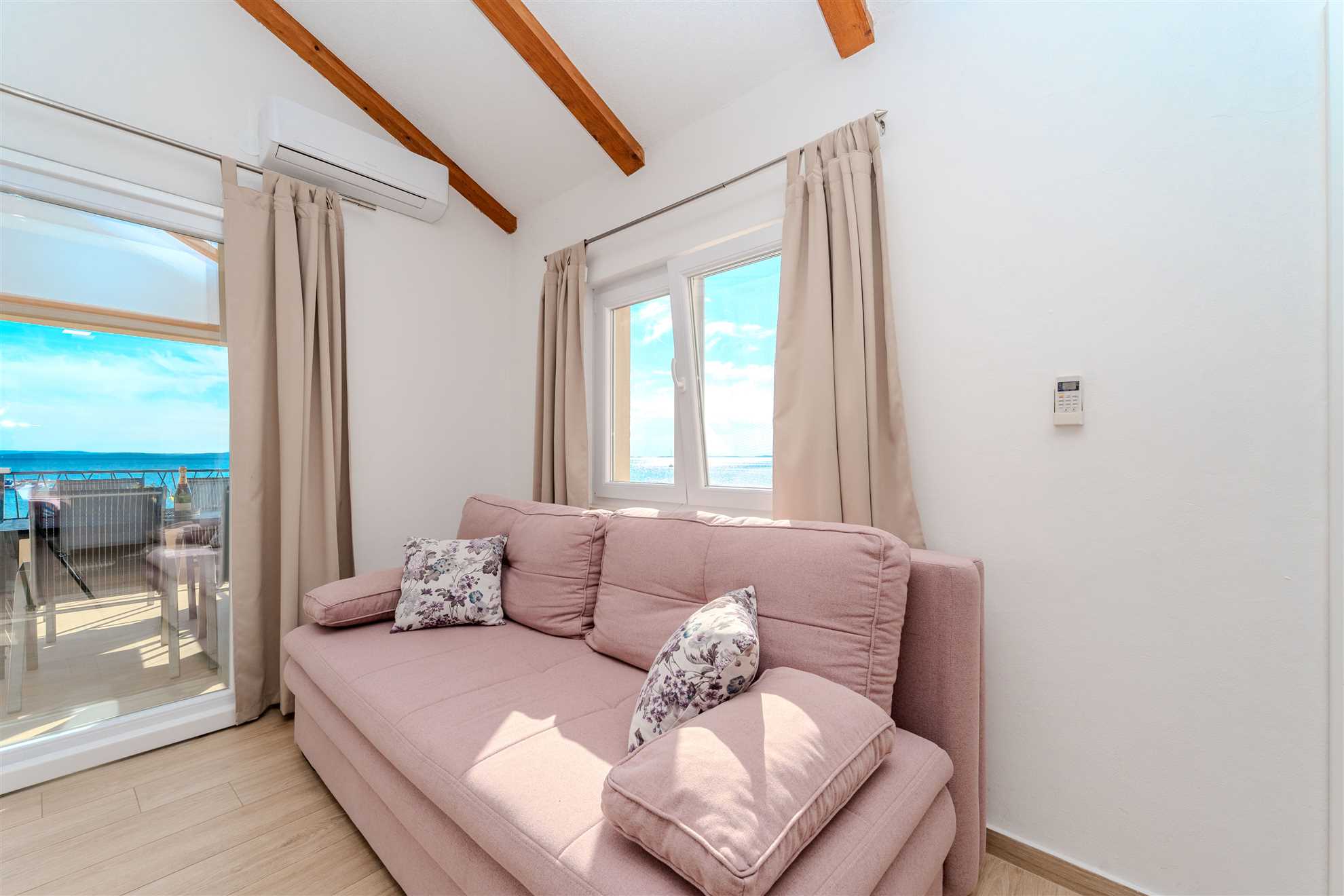 Beachfront | Sea view | Modern apartment for 4-6 persons