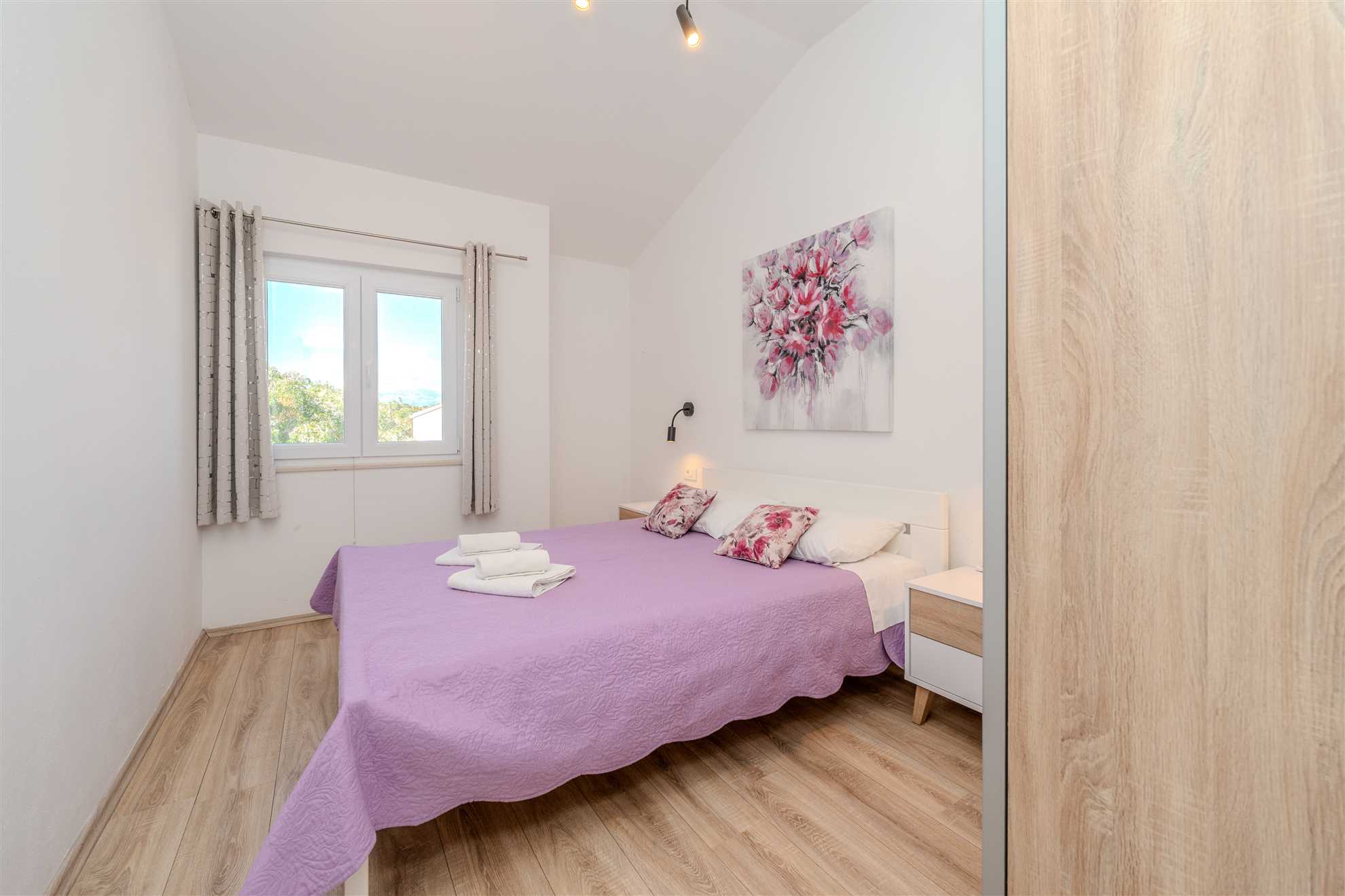 Beachfront | Sea view | Modern apartment for 4-6 persons
