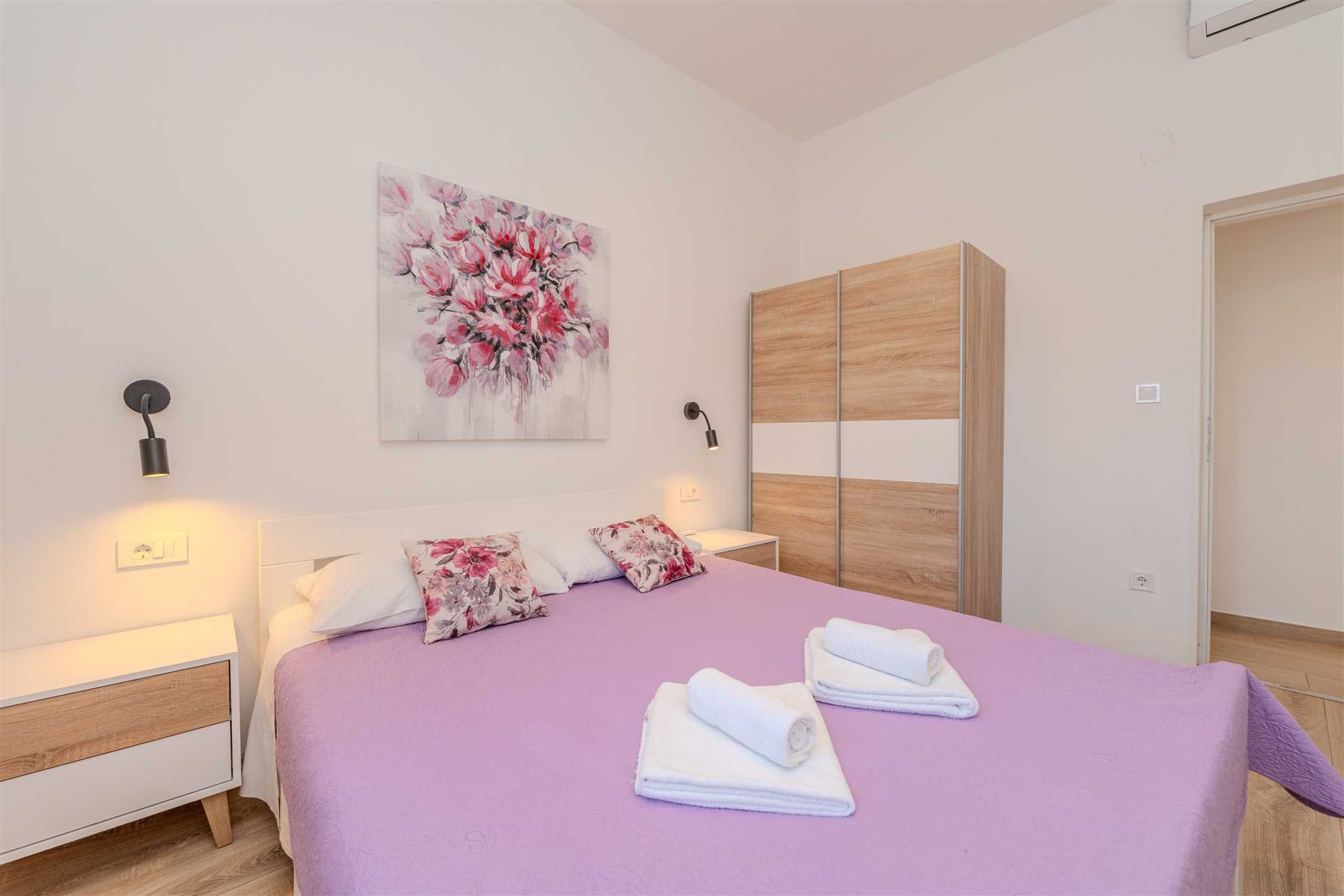 Beachfront | Sea view | Modern apartment for 4-6 persons