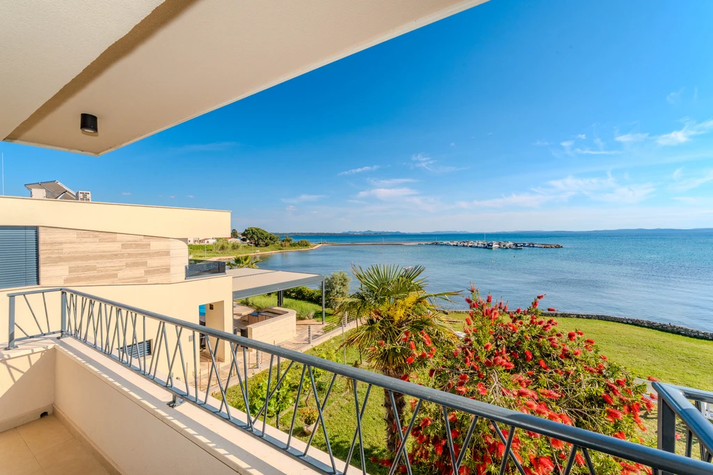 Sea-View Apartment in Privlaka for 4–6 Guests