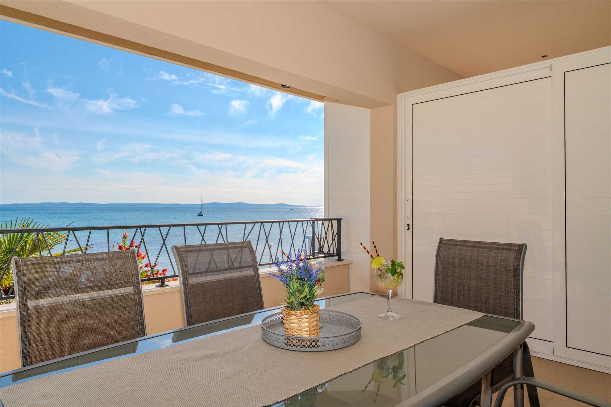 Sea view | For 4-6 persons | New and modern | 10 m from the beach