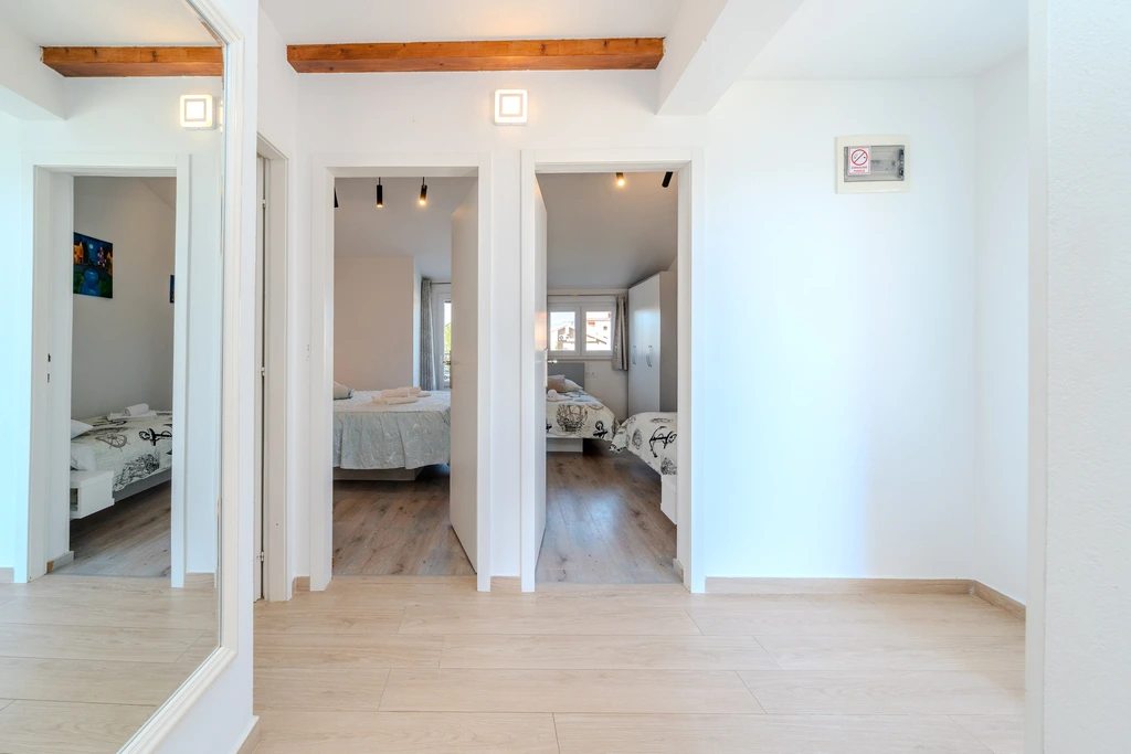 Sea-View Apartment in Privlaka for 4–6 Guests