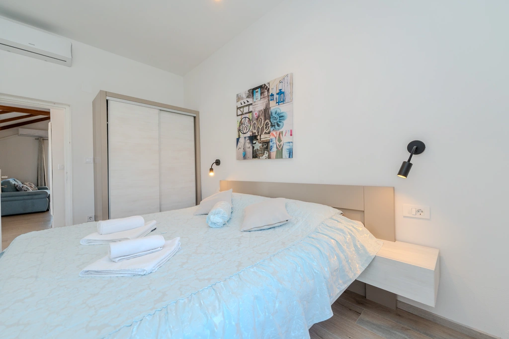 Sea-View Apartment in Privlaka for 4–6 Guests