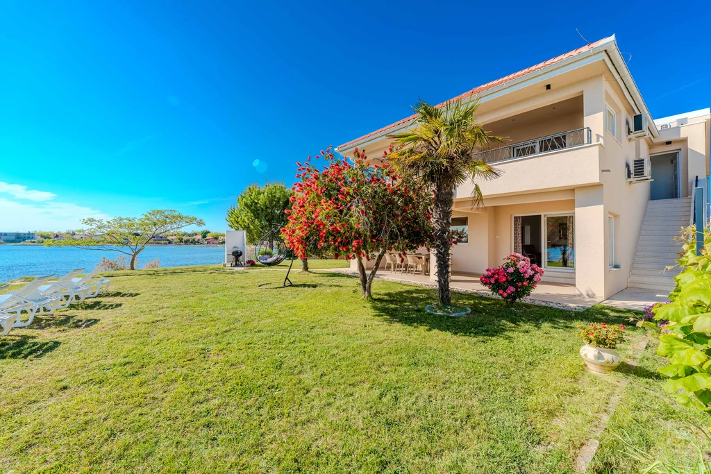 Sea-View Apartment in Privlaka for 4–6 Guests