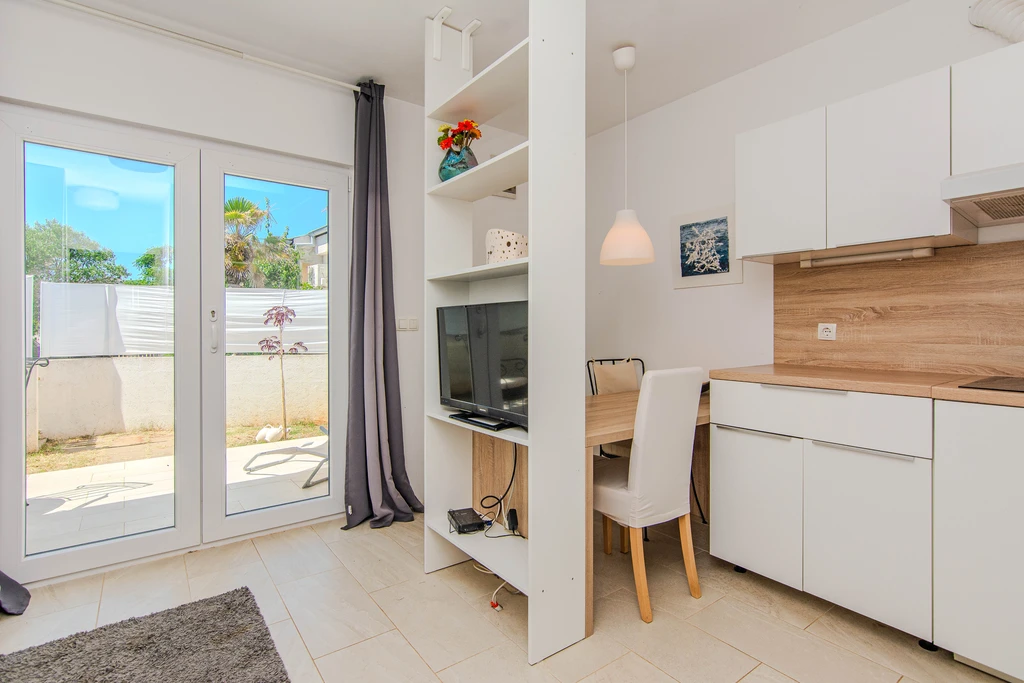 Vir Apartment for 2–4 Guests with Terrace
