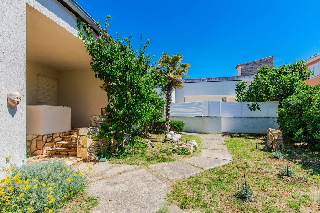 Vir Apartment for 2–4 Guests with Terrace