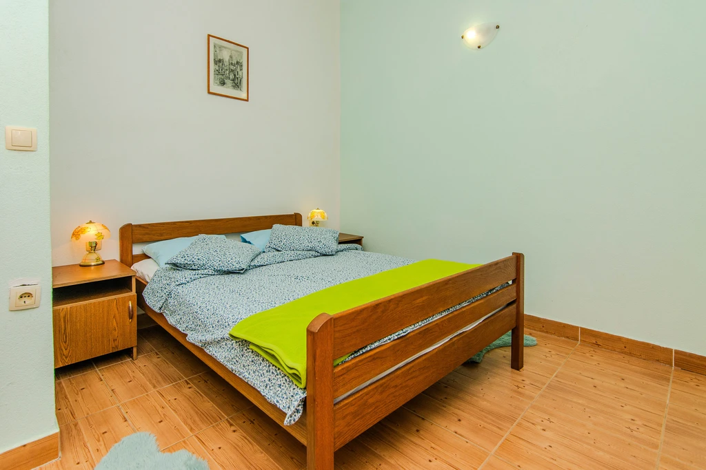 Quiet Vir Apartment for 4, Balcony and 2 Bedrooms