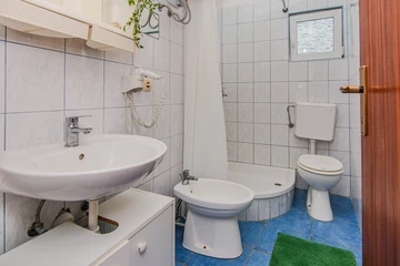 Quiet Vir Apartment for 4, Balcony and 2 Bedrooms