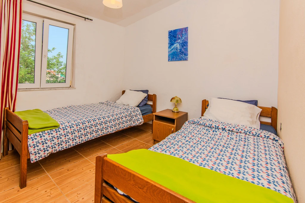 Quiet Vir Apartment for 4, Balcony and 2 Bedrooms