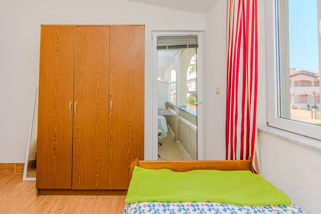 Quiet Vir Apartment for 4, Balcony and 2 Bedrooms