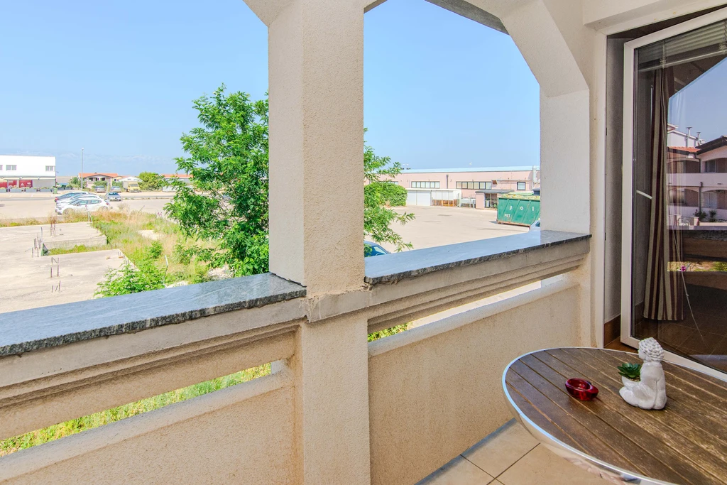 Quiet Vir Apartment for 4, Balcony and 2 Bedrooms