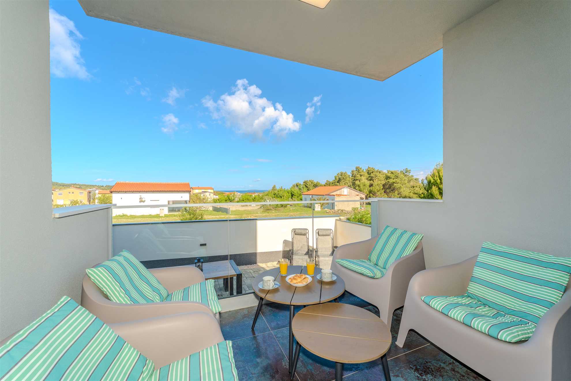 Partial sea view | for 4 persons | New and modern apartment